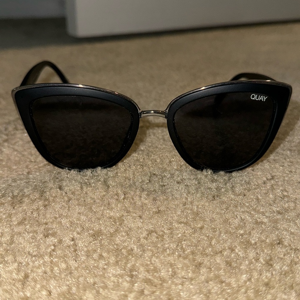 Quay sunglasses black and silver